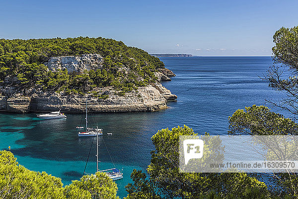 Spanien  Balearische Inseln  Menorca  Segelboote in Cala Mitjana