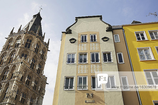 Deutschland  Nordrhein-Westfalen  Köln  Blick auf Rathausturm und Hausfassaden