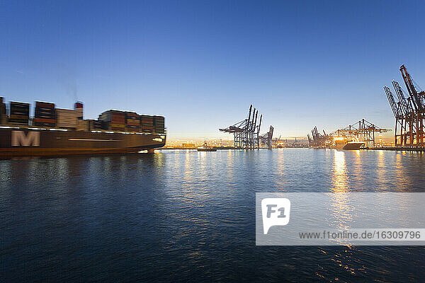 Deutschland  Hamburg  Parkhafen  Hafen  Elbe  Containerschiff
