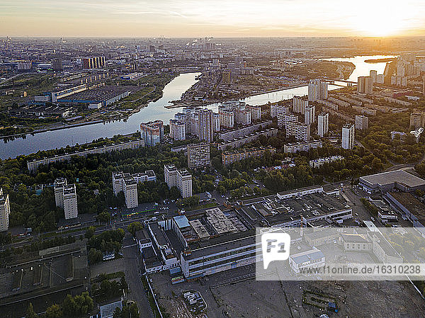 Russland  Oblast Moskau  Moskau  Luftaufnahme eines Wohngebiets bei Sonnenuntergang mit der Moskwa im Hintergrund