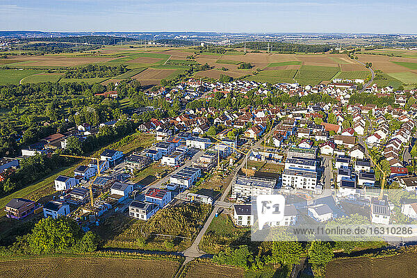 Deutschland  Baden-Württemberg  Waiblingen  Luftaufnahme eines modernen Stadtteils mit energieeffizienten Häusern
