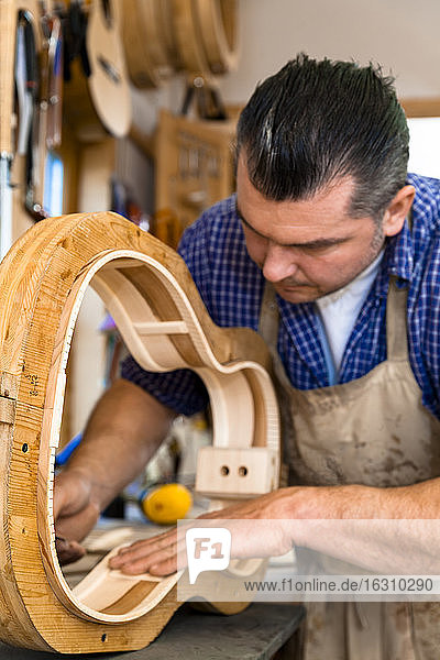 Gitarrenbauer in seiner Werkstatt