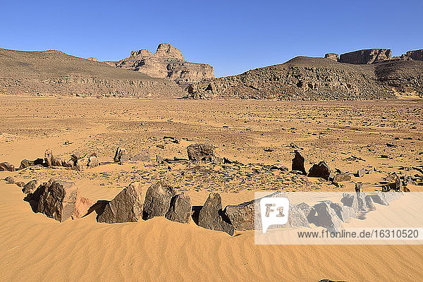 Algerien  Sahara  Tassili N'Ajjer-Nationalpark  Region Tadrart  historisches Grab und Steinsetzung am Oued In Djeran