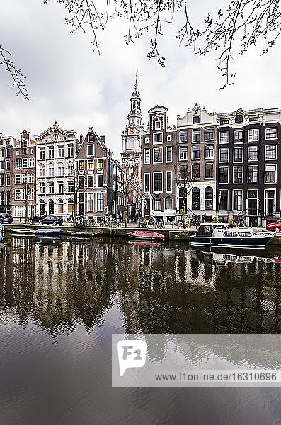 Niederlande  Holland  Amsterdam  Häuser und Zuiderkerk im Hintergrund
