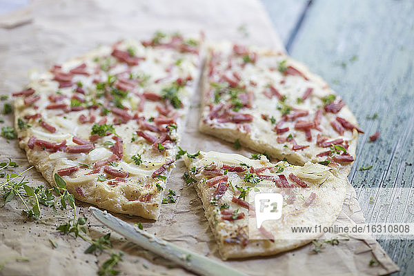 Deutschland  Tarte mit Zwiebeln und Schinken auf dem Tisch