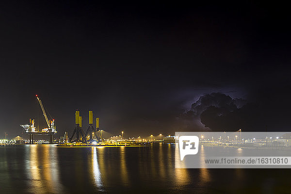 Deutschland  Bremerhaven  Windkraftanlage  Installationsschiff bei Nacht