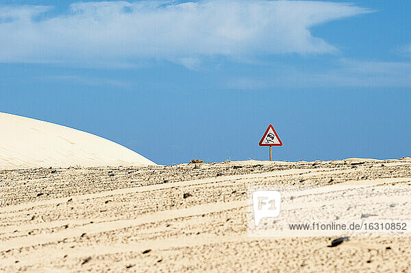 Spanien  Fuerteventura  Corralejo  Parque Natural de Corralejo  Straßenschild an der Sanddüne