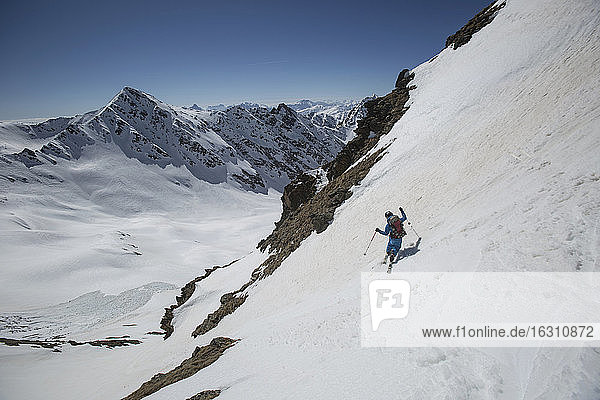 Österreich  Osttirol  Defereggental  Man telemark skiing
