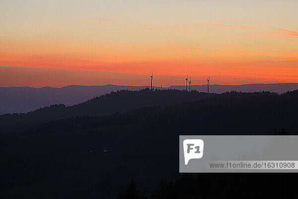 Deutschland  Baden-Württemberg  bei Freiburg  Breisgau  Windkraftanlagen auf dem Rosskopf  im Hintergrund die Vogesen