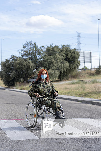 Soldat im Rollstuhl sitzend und mit Gesichtsschutzmaske