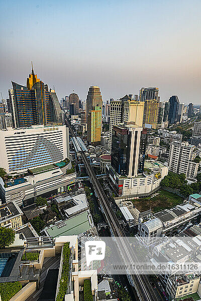 Thailand  Bangkok  Luftaufnahme einer Hochbahnstrecke  die sich über die Innenstadt erstreckt