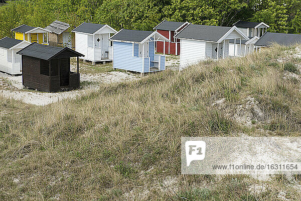 Schweden  Trelleborg  kleine hölzerne Strandhäuser an der Düne