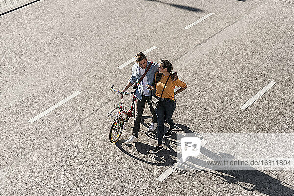 Junges Paar mit Fahrrad auf der Straße in der Stadt