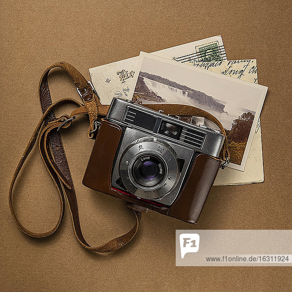 Retro-Amateur-35mm-Kamera mit Postkarten und Briefen