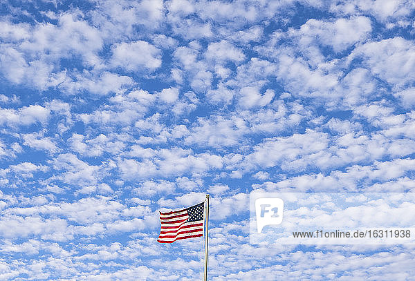 Amerikanische Flagge gegen bewölkten Himmel