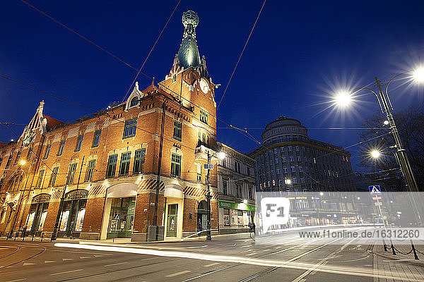 Polen  Kleinpolen  Krakau  Beleuchtete Straße und Gebäude im historischen Stadtviertel