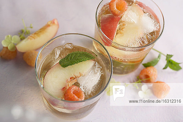 Pfirsich-Cocktail mit frischen Himbeeren