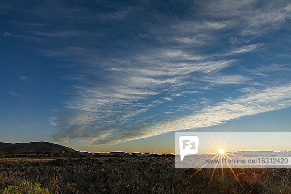 USA  Idaho  Sun Valley  Wolken über den Feldern bei Sonnenuntergang