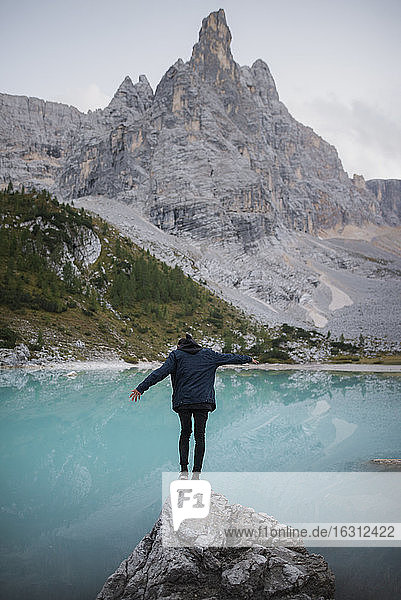 Italien  Südtirol  Cortina d Ampezzo  Sorapis-See  Mann auf dem Felsen stehend fängt Gleichgewicht
