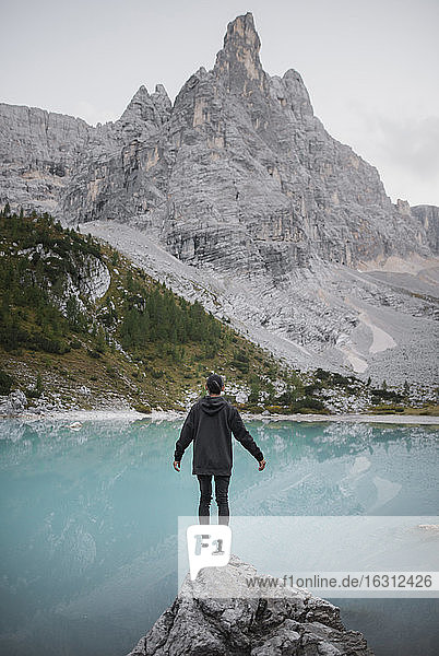 Italien  Südtirol  Cortina d Ampezzo  Sorapis-See  Mann steht auf einem Felsen und schaut auf den See