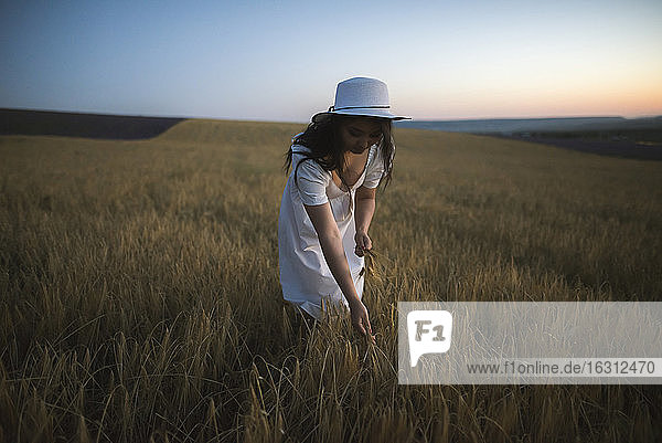 Frankreich  Frau in weißem Kleid und Hut im Feld