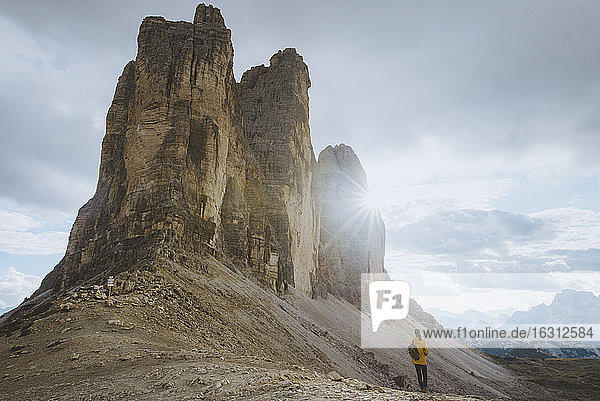 Italien  Südtirol  Sextner Dolomiten  Drei Zinnen  Frau betrachtet Felsformationen