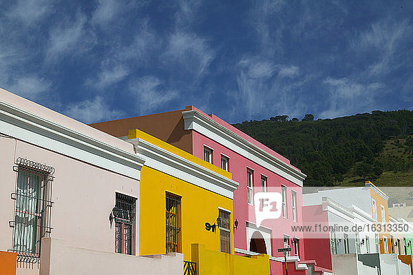 Farbenfrohe Häuser im historischen Stadtteil Bo Kaap im Zentrum Kapstadts  Südafrika.