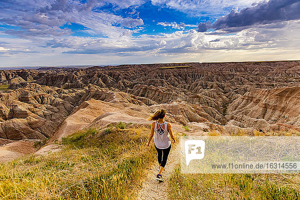 Frau wandert ihren Weg durch die malerischen Badlands  South Dakota  Vereinigte Staaten von Amerika  Nordamerika