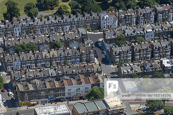 Eine Luftaufnahme von Wohnstraßen in London  England  Vereinigtes Königreich  Europa