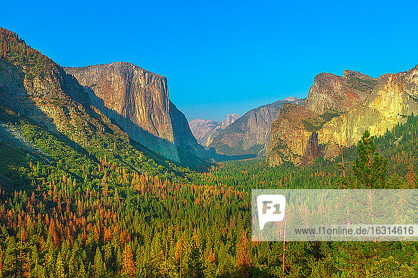 Tunnelblick im Yosemite National Park  El Capitan und Half Dome Overlook  UNESCO-Weltkulturerbe  Kalifornien  Vereinigte Staaten von Amerika  Nordamerika