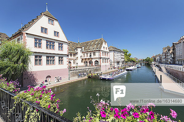 Ausflugsschiffe auf dem Fluss Ill  Historisches Museum  Straßburg  Elsass  Frankreich  Europa
