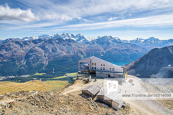 Luftaufnahme durch Drohnen von Touristen an der Seilbahnstation auf dem felsigen Gipfel des Piz Nair  Engadin  Kanton Graubünden  Schweiz  Europa