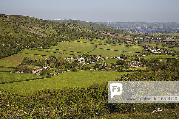 Ein Blick über die Landschaft vom Crook Peak entlang der Südhänge der Mendip Hills  in der Nähe von Cheddar  Somerset  England  Grossbritannien  Europa