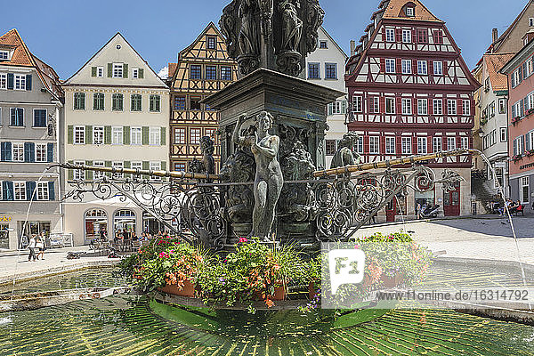 Neptunbrunnenbrunnen auf dem Marktplatz  Tübingen  Baden-Württemberg  Deutschland  Europa