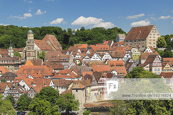 Altstadt mit Sankt-Michael-Kirche  Schwäbisch Hall  Hohenlohe  Baden-Württemberg  Deutschland  Europa