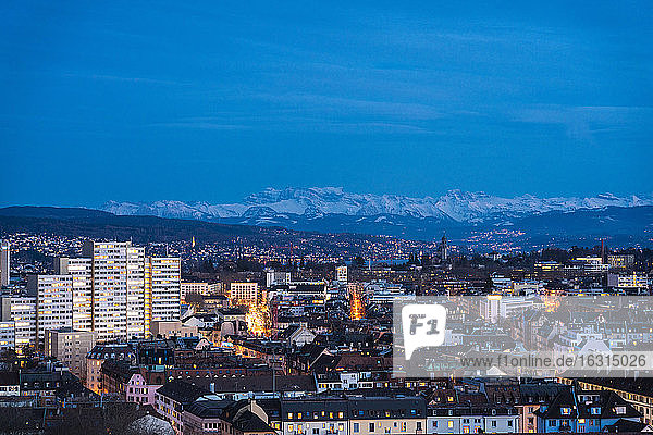 Ansicht des Zürcher Bezirks 4 und 5 von oben bei Nacht  Zürich  Schweiz  Europa