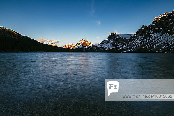 Ruhiger Sonnenuntergang am Bow Lake  Banff National Park  UNESCO-Weltkulturerbe  Alberta  Kanadische Rockies  Kanada  Nordamerika