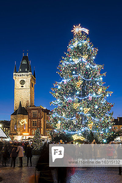Weihnachtsmarkt auf dem Altstädter Ring  einschließlich Weihnachtsbaum und gotischem Rathaus  Altstadt  UNESCO-Weltkulturerbe  Prag  Tschechische Republik  Europa