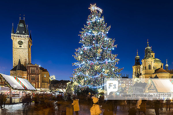 Weihnachtsmarkt  Weihnachtsbaum  gotisches Rathaus und barocke St. Nikolaus-Kirche auf dem Altstädter Ring  UNESCO-Weltkulturerbe  Altstadt  Prag  Tschechische Republik  Europa