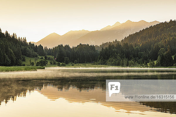 Geroldsee gegen Karwendelgebirge bei Sonnenaufgang  Klais  Werdenfelser Land  Oberbayern  Deutschland  Europa