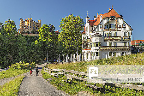 Schloss Hohenschwangau und Alpenrose Hotel  Schwangau  Allgäu  Schwaben  Bayern  Deutschland  Europa