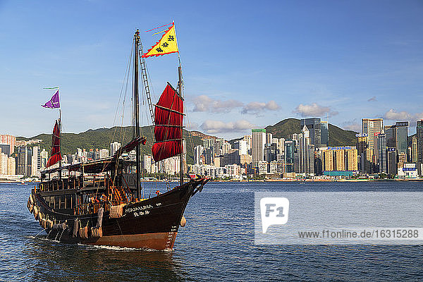 Dschunke im Hafen von Victoria  Hongkong  China  Asien