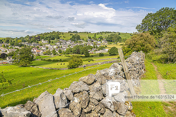 Ansicht der Trockensteinmauern und Brassington  Derbyshire Dales  Derbyshire  England  Vereinigtes Königreich  Europa