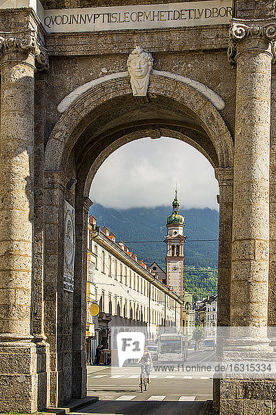 Die Servitenkirche durch den Triumphbogen gesehen  Altstadt  Innsbruck  Tryol  Österreich  Europa