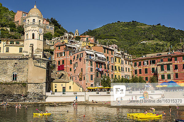 Kirche und Hafen von Santa Margheritte de Antiochia  Vernazza  Cinque Terre  UNESCO-Weltkulturerbe  Ligurien  Italien  Europa