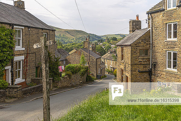 Blick auf Steinhäuser im Dorf Hayfield  High Peak  Derbyshire  England  Vereinigtes Königreich  Europa