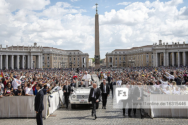 Papst Franziskus segnet die Gläubigen am Ende seiner heiligen Messe anlässlich des Welttages der Migranten und Flüchtlinge  Vatikan  Rom  Latium  Italien  Europa