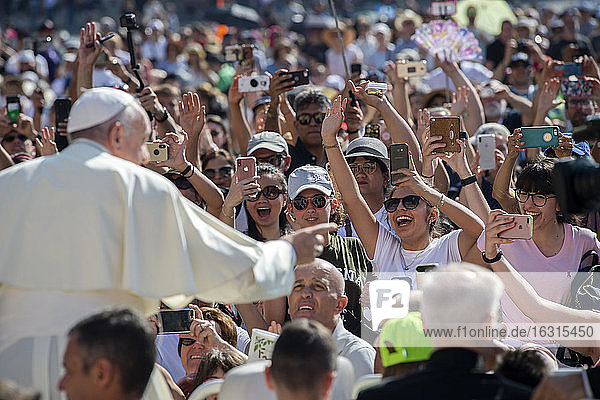 Papst Franziskus kommt zu seiner wöchentlichen Generalaudienz auf dem Petersplatz im Vatikan  Rom  Latium  Italien  Europa
