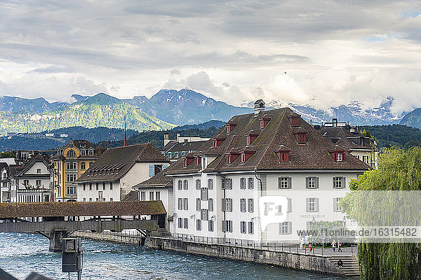 Historische Altbauten mit Spreuer-Holzbrücke über die Reuss und Bergen im Hintergrund  Luzern  Schweiz  Europa