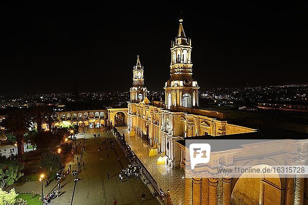 Kathedrale  Basilika Catédral de Santa María an der Plaza de Armas bei Nacht  Arequipa  Peru  Südamerika